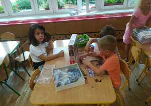 grupa 3, dzieci bawiące się przy stoliku